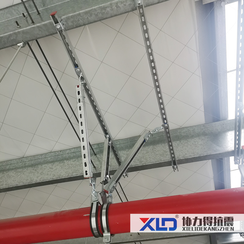 鋼結(jié)構(gòu)消防管道DN200抗震支架安裝圖片