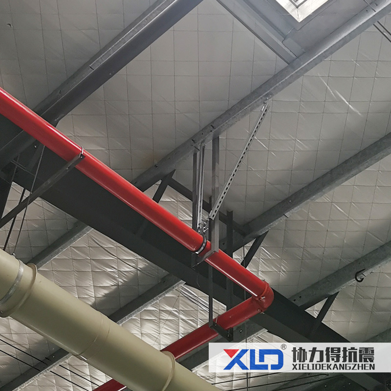 鋼結(jié)構(gòu)消防管道DN150側(cè)向抗震支架安裝圖片