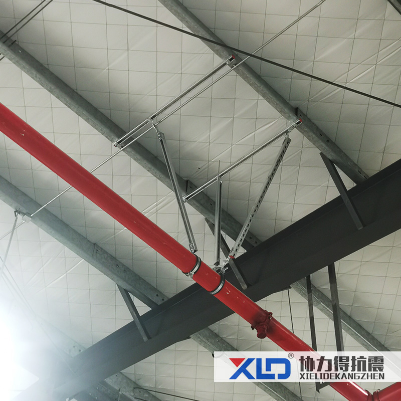 鋼結(jié)構(gòu)消防管道DN150縱向抗震支架安裝圖片