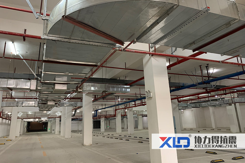 地下車庫(kù)風(fēng)管抗震支架安裝圖片